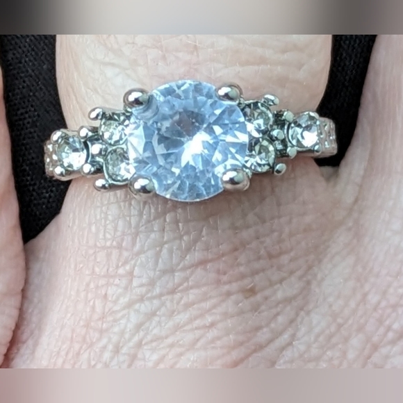NEW silver tone circular zircon w/small inlaid zircons on the sides ring - Picture 5 of 10